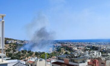 Ξέσπασε φωτιά στην Άνω Γλυφάδα – Καίει κοντά σε σπίτια