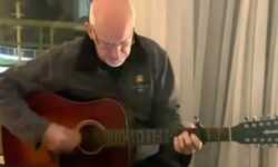 Γιώργος Παπανδρέου: Έχει γενέθλια και παίζει στην κιθάρα το «Καλημέρα Ήλιε»
