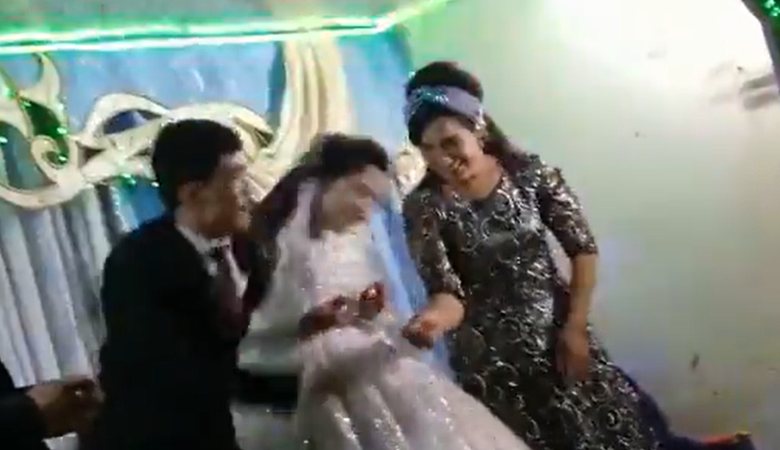 Χαμός στο Ουζμπεκιστάν: Γαμπρός γρονθοκόπησε τη νύφη στο γάμο τους επειδή τον κέρδισε σε παιχνίδι – Σοκάρει το βίντεο