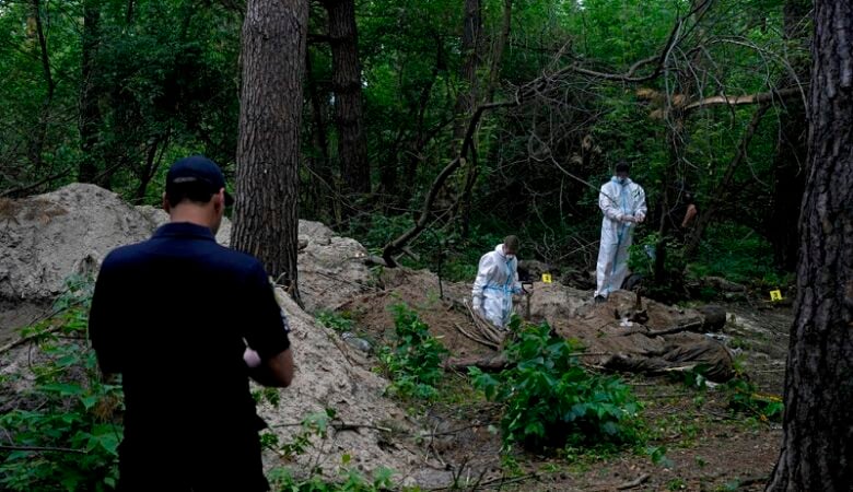 Ουκρανία: Νέος ομαδικός τάφος με 300 πτώματα αμάχων βρέθηκε στο Λισιτσάνσκ