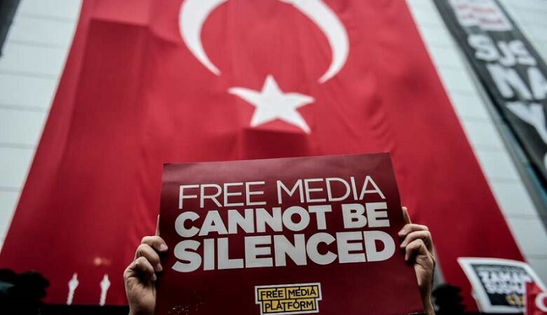 Τουρκία: Νέα επίθεση στην ελευθερία του Τύπου με πρόσχημα την πάταξη των «fake news» 