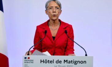 Γαλλία: Ο Μακρόν δεν έκανε δεκτή την παραίτηση που υπέβαλε η πρωθυπουργός