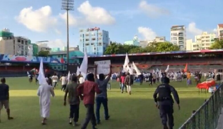Μαλδίβες: Επεισόδια και δακρυγόνα σε εκδήλωση… γιόγκας – Δείτε βίντεο