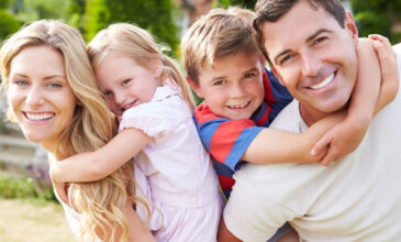 «Οδηγίες» προς τους γονείς: Πώς μεγαλώνουμε ευτυχισμένα παιδιά