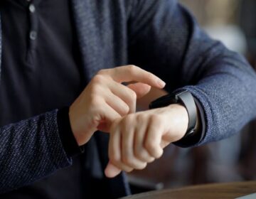 «Έξυπνο» βραχιολάκι μπορεί να ανιχνεύσει την Covid-19 πριν από τα συμπτώματα