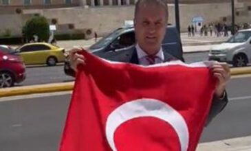 Τούρκος βουλευτής άνοιξε τουρκική σημαία έξω από τη Βουλή – «Μητσοτάκη πάρε τα χέρια σου από τα όπλα»