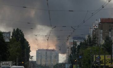 Πόλεμος στην Ουκρανία: Εκρήξεις στο Κίεβο – Έσπευσαν ασθενοφόρα και σωστικά συνεργεία στο σημείο