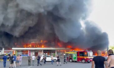 Ουκρανία: Τουλάχιστον 10 νεκροί και 40 τραυματίες από ρωσικό πύραυλο σε εμπορικό κέντρο