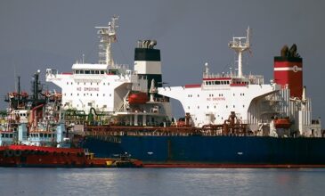 Στο λιμάνι του Πειραιά κατευθύνεται με τη βοήθεια δύο ρυμουλκών το ρωσικό δεξαμενόπλοιο Lana