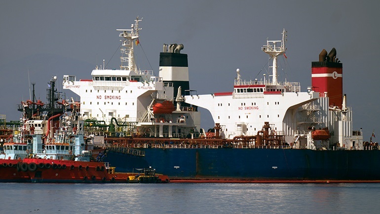 Στο λιμάνι του Πειραιά κατευθύνεται με τη βοήθεια δύο ρυμουλκών το ρωσικό δεξαμενόπλοιο Lana