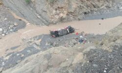 Πολύνεκρο δυστύχημα με λεωφορείο που έπεσε σε φαράγγι στο Πακιστάν