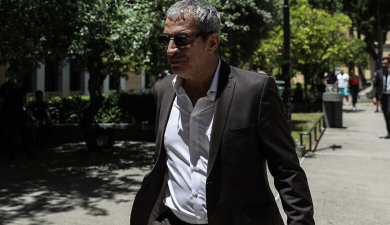 Θέμης Αδαμαντίδης: Αναβλήθηκε για τις 14 Ιουλίου η δίκη του για τον ξυλοδαρμό της συντρόφου του
