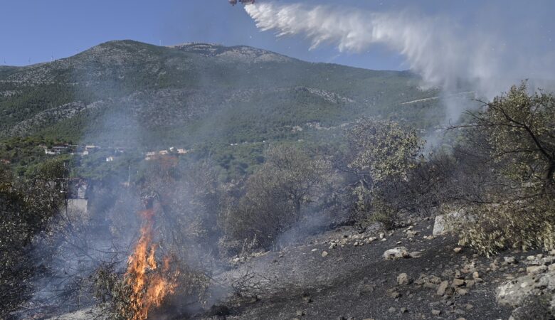 Μεγάλη φωτιά στο Πόρτο Γερμενό: «Μάχες» των πυροσβεστών σε πολλά μέτωπα – Βελτιωμένη η εικόνα