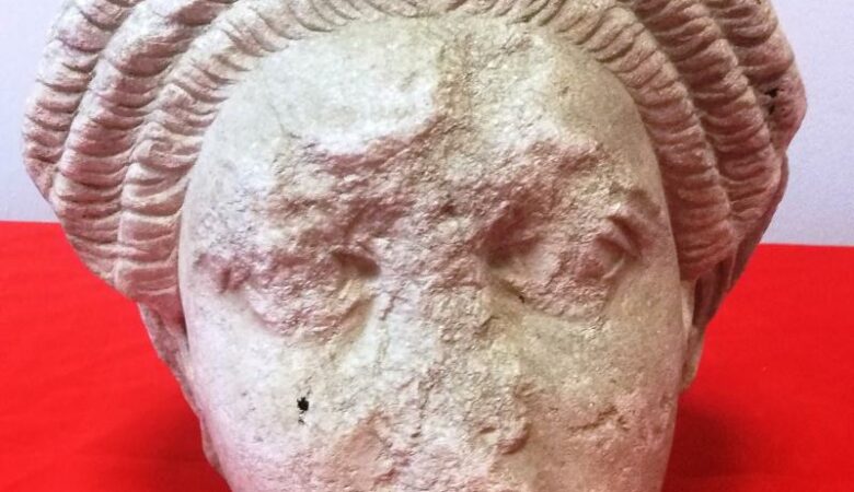 Θεσσαλονίκη: Θυρωρός ανακάλυψε ένα αρχαίο κεφάλι αγάλματος μέσα σε διαμέρισμα