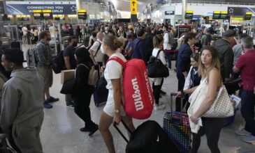 Βρετανία: Eικόνες χάους στα αεροδρόμια της χώρας