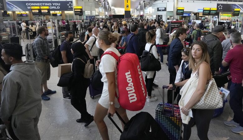 Βρετανία: Eικόνες χάους στα αεροδρόμια της χώρας