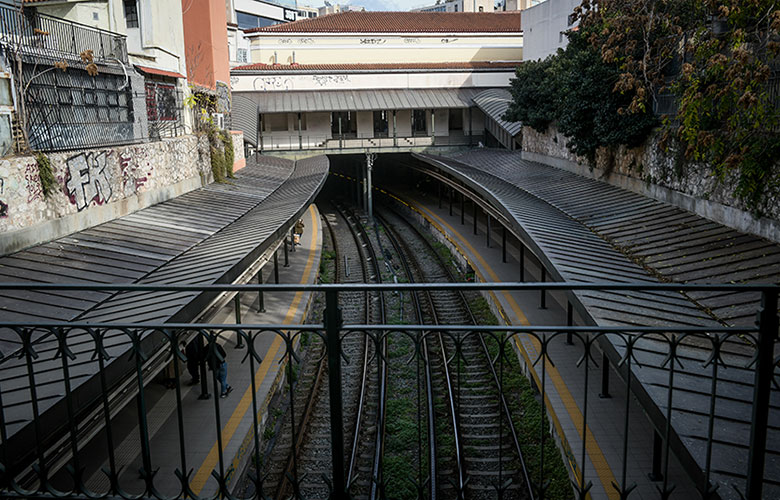 Διακοπή της κυκλοφορίας των συρμών του ΗΣΑΠ από Πειραιά έως Ταύρο λόγω πτώσης ατόμου