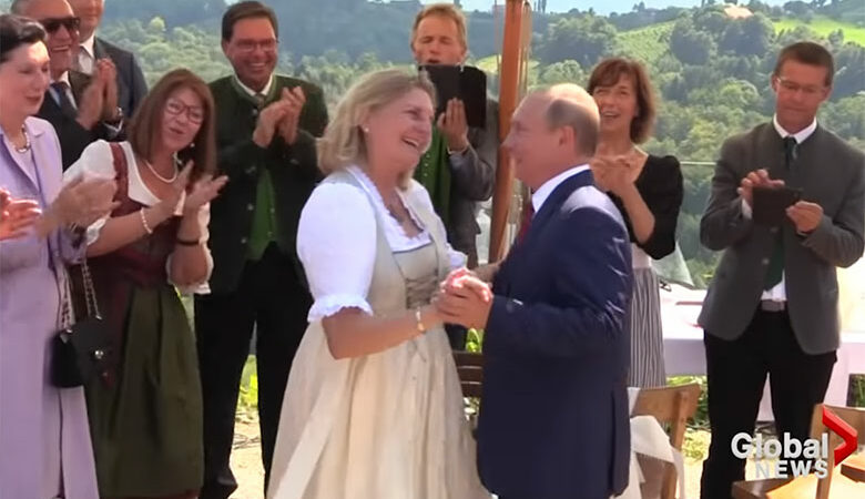 Αυστρία: Η υπουργός χόρεψε βαλς με τον Πούτιν έφυγε από τη χώρα επειδή φοβάται για τη ζωή της – Δείτε το βίντεο