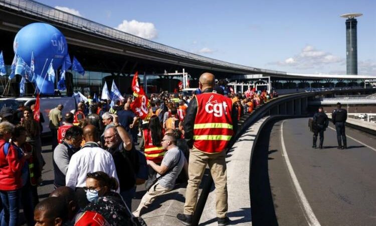 Γαλλία: Τέλος η ταλαιπωρία στα αεροδρόμια του Παρισιού – Σταματούν τις απεργίες οι εργαζόμενοι