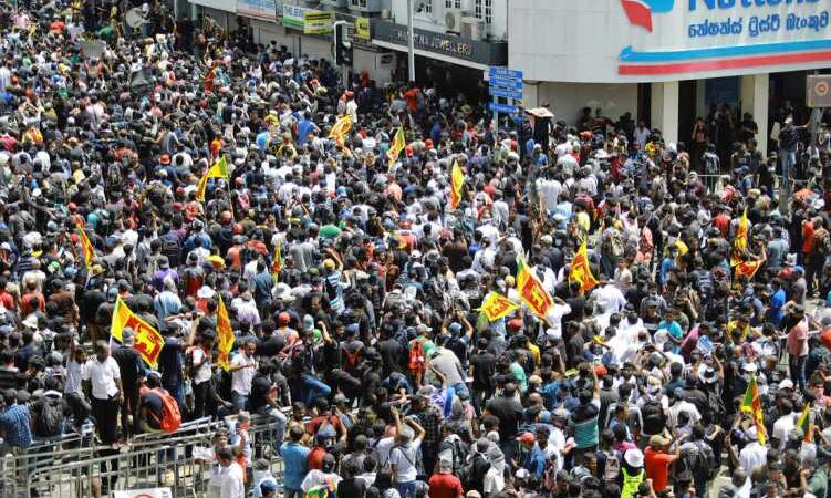 Σρι Λάνκα: Φυγαδεύτηκε ο πρόεδρος της χώρας –  Χιλιάδες διαδηλωτές εισέβαλαν στο προεδρικό μέγαρο
