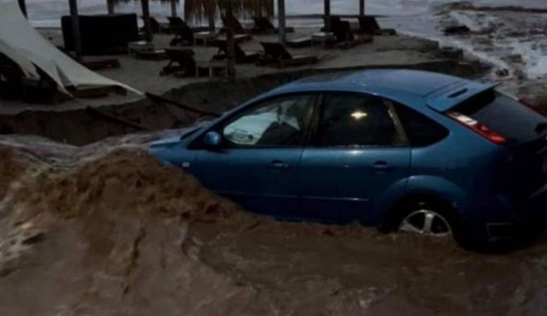 Στη «δίνη» της κακοκαιρίας η Θάσος: Πλημμύρισαν σπίτια και ξενοδοχεία, παρασύρθηκαν αυτοκίνητα