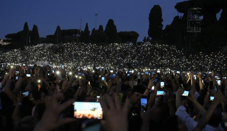 Ρώμη: Πάνω από 70.000 θεατές χωρίς προστατευτική μάσκα στη συναυλία των Maneskin
