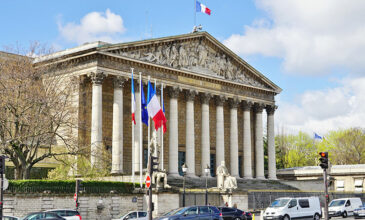 Η γαλλική Εθνοσυνέλευση απέρριψε την πρόταση μομφής κατά της κυβέρνησης