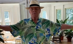 Άντονι Χόπκινς: Χορεύει στα 84 με χαβανέζικο πουκάμισο στο TikTok