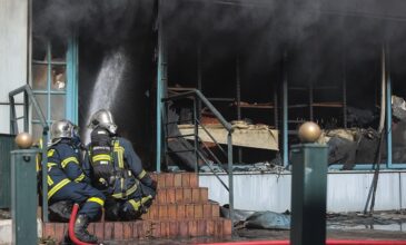 Θεσσαλονίκη: Υπό μερικό έλεγχο η φωτιά σε κατάστημα σε εμπορικό κέντρο στην Πυλαία