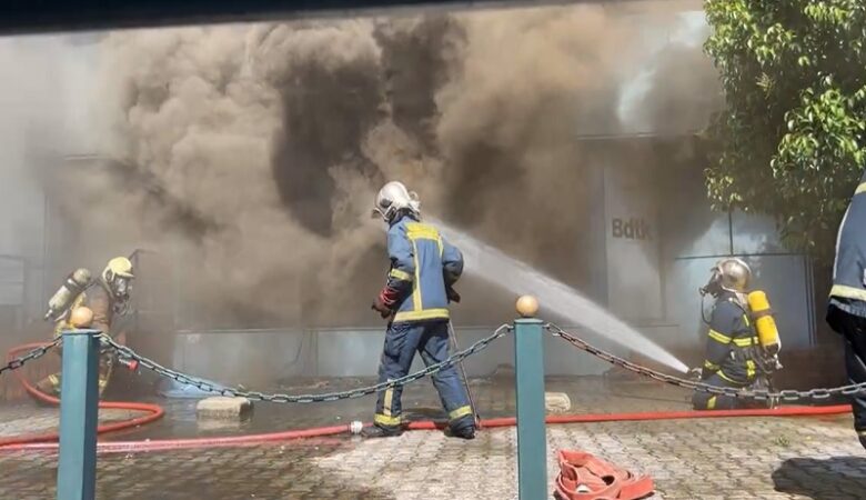 Μεγάλη πυρκαγιά σε εμπορικό κέντρο στην Πυλαία Θεσσαλονίκης