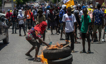 Αϊτή: Διαδηλωτές απέκλεισαν δρόμους στο κέντρο της πρωτεύουσας, διαμαρτυρόμενοι για τις ελλείψεις καυσίμων