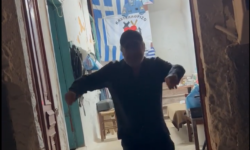 Λάκης Λαζόπουλος: Χορεύει εκπληκτικό ζεϊμπέκικο στο Καστελόριζο – Δείτε το βίντεο