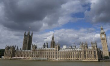 Βρετανία: Η κυβέρνηση θα ζητήσει την ψήφο εμπιστοσύνης του Κοινοβουλίου τη Δευτέρα