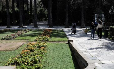 Λήστεψαν τουρίστρια μέρα-μεσημέρι στον Εθνικό Κήπο δίπλα στη Βουλή