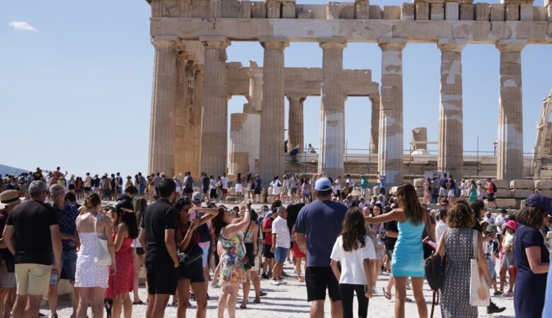 Ξεπέρασαν τα 27,8 εκατομμύρια οι τουρίστες στη χώρα μας το 2022