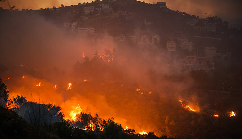 Μεγάλη φωτιά στην Πεντέλη: Εξαπλώνεται σαν χταπόδι – Ολονύκτια «μάχη» από πυροσβέστες, αστυνομικούς και στρατιώτες