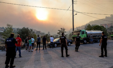 Μεγάλη φωτιά στην Πεντέλη: Καίγονται σπίτια – Εκκενώθηκε το Αστεροσκοπείο – Μήνυμα να φύγει ο κόσμος από την Ανθούσα