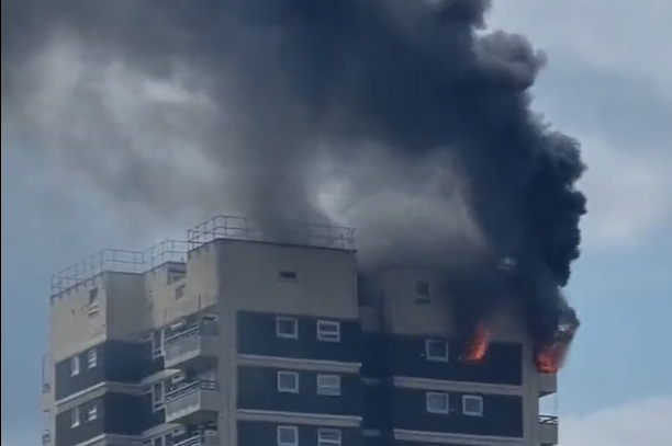 Συναγερμός στο Λονδίνο: Πυρκαγιά σε 17ωροφο ουρανοξύστη στο ανατολικό τμήμα της πρωτεύουσας