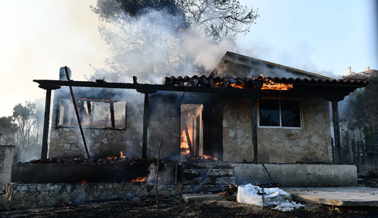 Φλέγεται η Αττική: Πού βρίσκονται τα ενεργά μέτωπα – Δείτε τον χάρτη – Αυτοκτόνησε άνδρας που είδε να καίγεται το σπίτι του