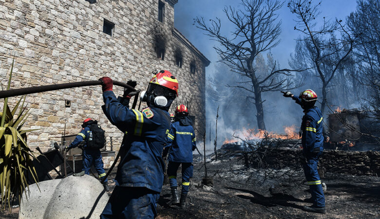 ΕΚΑΒ: Σε νοσοκομεία 34 άνθρωποι από τα μέτωπα τις φωτιάς