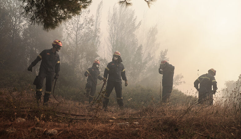 Φλέγεται η Αττική: LIVE η εξέλιξη της φωτιάς – Ριπές ανέμου έως και 113 χλμ. – Αυτοκτόνησε άνδρας που είδε το σπίτι του να καίγεται