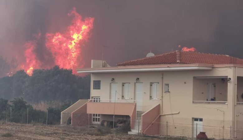 Μεγάλη φωτιά στη Μυτιλήνη: Εκτός ελέγχου η κατάσταση – Στα σπίτια οι φλόγες – Εκκενώνεται ξενοδοχείο