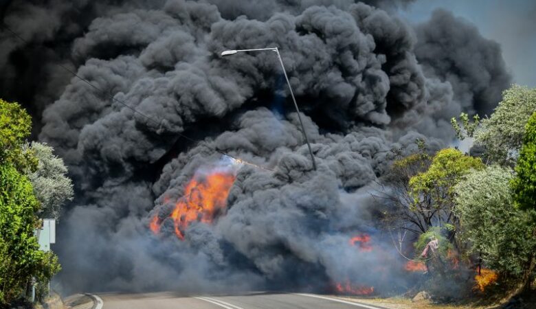 Ανεξέλεγκτη η φωτιά στα Κρέστενα: Καίγονται σπίτια στη Σκιλλουντία – Εκκένωση της κατασκήνωσης Φρίξας και του Γρύλλου