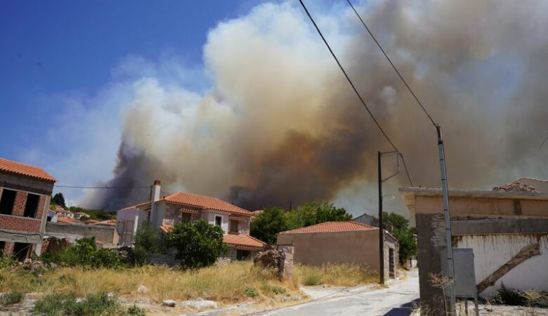 Φωτιά στη Μυτιλήνη: Εκκενώνεται προληπτικά το χωριό Βρίσα – Πρόβλημα οι αναζωπυρώσεις