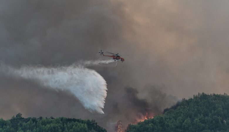Πύρινα μέτωπα: Περιορίστηκε η πυρκαγιά στη Λέσβο – Βελτιωμένη η εικόνα στην Ηλεία