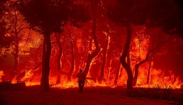 Εύβοια: Μαίνεται η φωτιά στο Αλιβέρι – Δεν μπορούν να την προσεγγίσουν οι πυροσβέστες