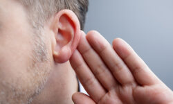 Ένα δισεκατομμύριο νέοι κινδυνεύουν με απώλεια ακοής λόγω των ακουστικών και της δυνατής μουσικής