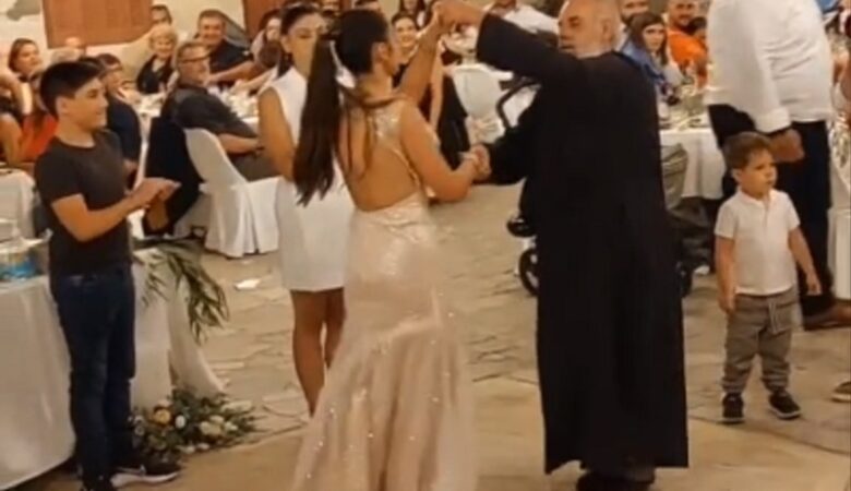 Ηράκλειο: Παπάς έκλεψε τις εντυπώσεις χορεύοντας σούστα με τη νύφη