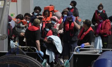 Βρετανία: Εκατοντάδες μετανάστες διέσχισαν σε μία ημέρα τη Μάγχη με μικρά πλεούμενα