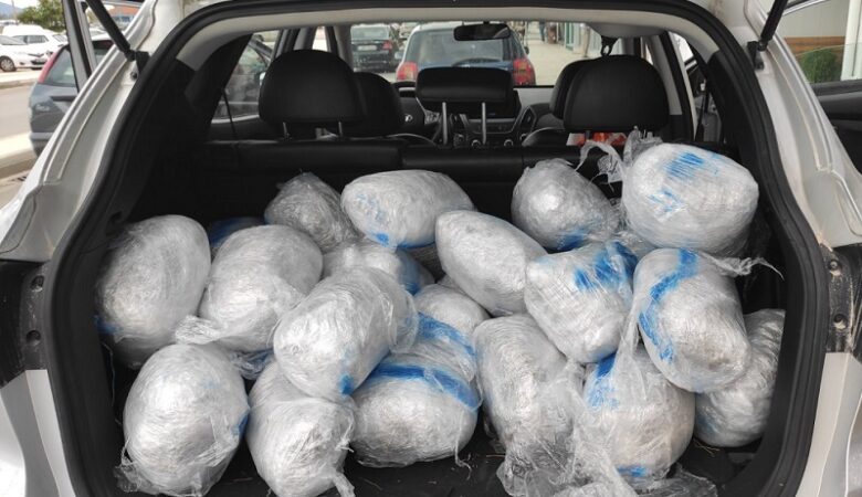 Θεσπρωτία: Συνελήφθη να μεταφέρει με νοικιασμένο αυτοκίνητο 77 κιλά κάνναβης